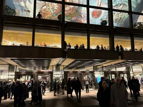 Bild: Gewandhaus zu Leipzig am Abend mit vielen Menschen im Halbdunkel
