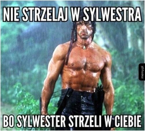 Zdjęcie Sylwestra Stallone grającego Rambo. U góry napis "Nie strzelaj w Sylwestra", na dole napis "Bo Sylwester strzeli w ciebie"