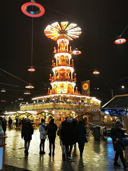 Bild der bei Dunkelheit beleuchteten 22 Meter hohen Weihnachtspyramide auf dem Weihnachtsmarkt in #Bielefeld.