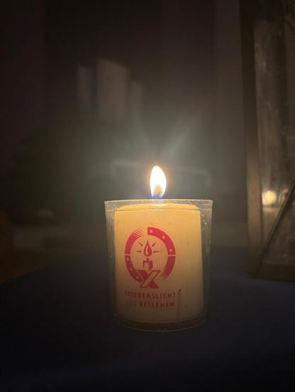 Eine brennende Friedenslichtkerze.