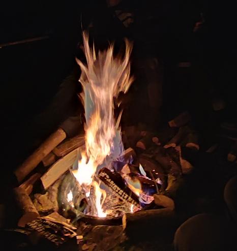 Ein Lagerfeuer.