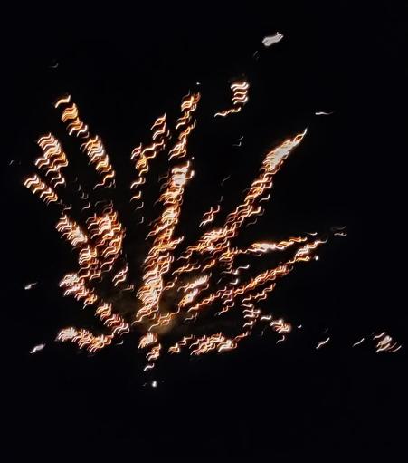 Das Feuer einer Silvesterraketen.