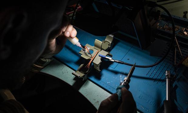 Soldados ucranianos preparan y reparan drones de combate en Donetsk en medio de Rusia. (Anadolu via Getty Images)
