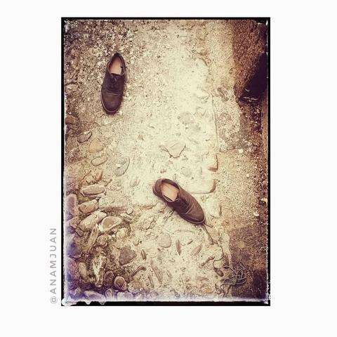 Un par de zapatos masculinos sin cordones abandonados en la calle