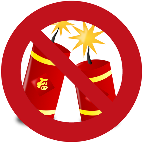 Das Bild zeigt zwei rote, gezündete Böller mit gelben Verzierungen und einem chinesischen Schriftzeichen. Darüber liegt ein großes rotes Verbotssymbol (Kreis mit Diagonallinie), das das Abbrennen von Feuerwerkskörpern verbietet.