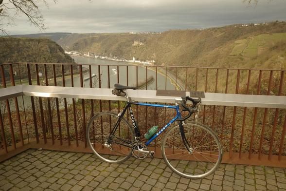 mein blau/schwarzes basso rennrad auf dem plateau des loreleyfelsen mit blick auf den rhein und sankt goarshausen.