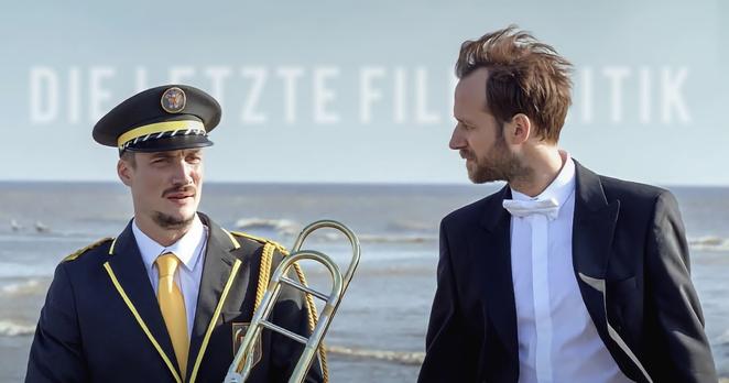 Benjamin Lavernhe und Pierre Lottin am Strand in Nordfrankreich als Hauptfiguren des Films "Die leisen und die großen Töne" als Coverbild des Podcasts "Die Letzte Filmkritik".