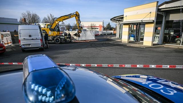 Ein Bagger steht nach einer Zerstörungsfahrt neben einem Autohaus in Tauberbischofsheim. (Foto: dpa Bildfunk, picture alliance/dpa | Marius Bulling)