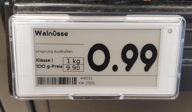 Ein Schild auf dem u.a. steht: Walnüsse Ursprung Australien 1kg 9,90€