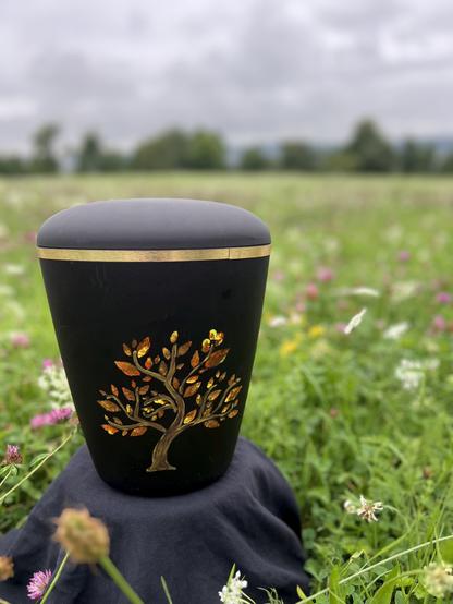 Selbstgestaltete, bemalte Urne mit Baum Motiv