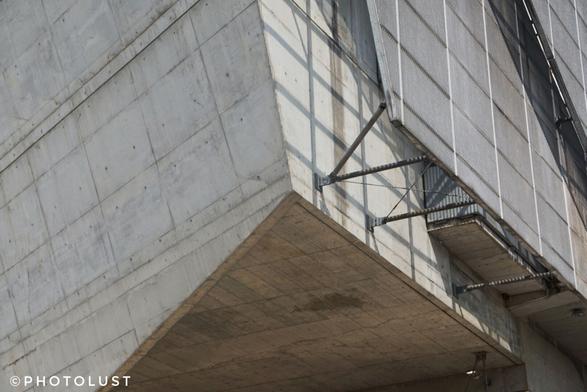 Farbfoto eines Teiles der Betonfassade des Kristallpalastes, eines im Stile des Brutalismus gebauten Kinos in Dresden.