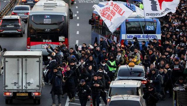 Jornada de mobilitzacions a prop de la residència oficial del president sud-coreà Yoon, a Seül (Reuters)