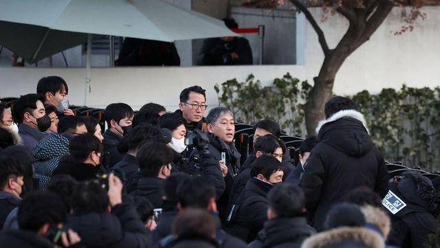Membres de l'oficina d'anticorrupció es reuneixen davant la residència oficial del president sud-coreà destituït Yoon Suk-yeol  (Reuters)