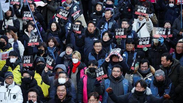 Protestes a prop de la residència oficial del president sud-coreà Yoon, a Seül (Reuters)