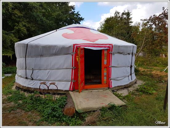 Bildbeschreibung:
Eine Jurte von außen mit geöffneter Tür.