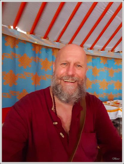 Bildbeschreibung:
Selfie innen in der Jurte.