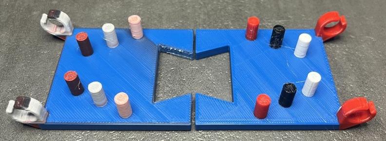 Zwei mehrfarbig gedruckte Bauteile.
Links mir Orca-Slicer vorbereitet, rechts mit BambuLab eigenen Software.
Die Reihenfolge der Farben war nicht identisch. Trotzdem fällt kart auf, dass Orca die Farben gar nicht richtig ausgibt, während BambuLab alles sauber ausgibt.