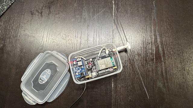Tupperbox in dem sich ein RaspberryPi mit einem Lorawan Pihat und einem Spannungswandler befindet.