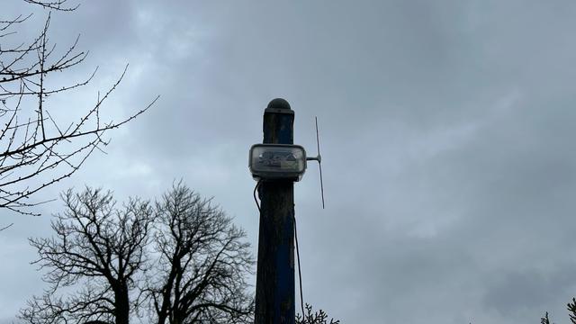 Das Lorawan Gateway im Garten an einem Mast befestigt