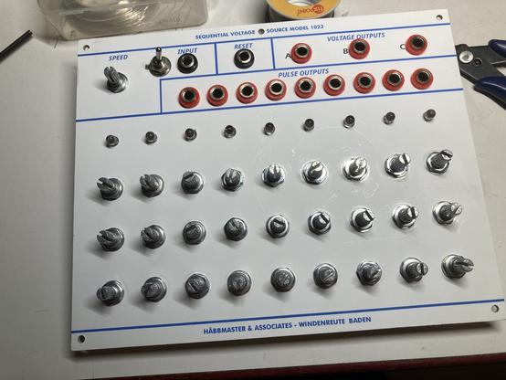 Frontplatte eines Buchla-artigen Sequenzers