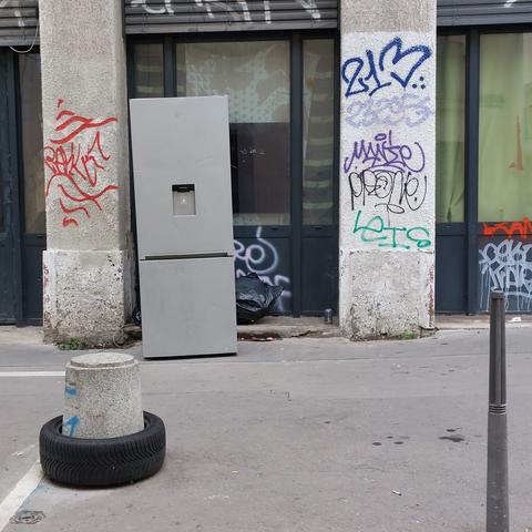 frigo abandonné dans la rue