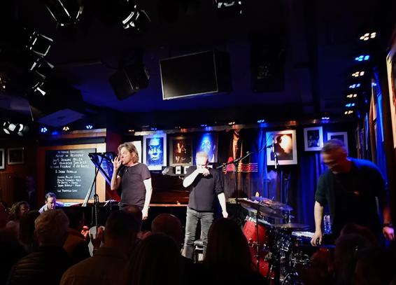 Die 4 Musiker verbeugen sich
