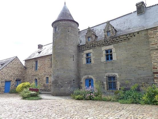 Ancien château de la Villeneuve, dit ferme du Gros Chêne à #Pontivy (#Morbihan) Construction XVIe siècle. La façade principale avec sa tourelle et les toitures (cad. C2 60) : inscription par arrêté du 9 septemb...
Suite 👉 https://monumentum.fr/monument-historique/pa00091569/pontivy-ancien-chateau-de-la-villeneuve-dit-ferme-du-gros-chene
#Patrimoine #MonumentHistorique
Photo CC-BY-SA 4.0 : Tsaag Valren
