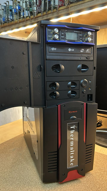 Ansicht vorne auf Schwarzes PC Gehäuse Thermaltake Xaser