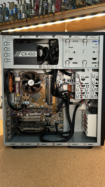 Blick auf einen HighEnd Pc mit Hardware aus dem Jahr 2003
