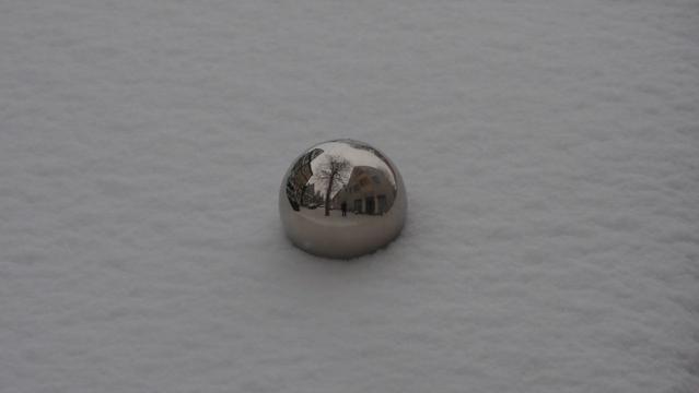 silberne Kugel im Schnee