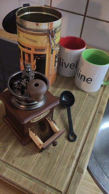 Kaffeemühle mit zwei tassen