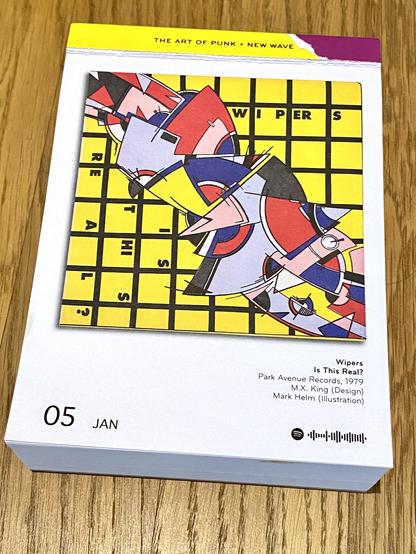 Interessante Farb- und Formgebung beim heutigen Cover. Schwarzes Raster auf gelbem Hintergrund mit gesplitterten Formen in rot, blau, schwarz und grau.