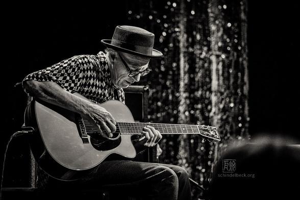 Christy Doran, Gitarrist - Schwarzweiß Fotografie vom Konzert von Stucky, Doran, Tacuma im Porgy & Bess, Wien. Frank Schindelbeck Jazzfotografie