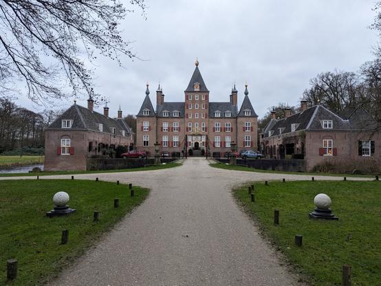 Driveway up to Castle Renswoude