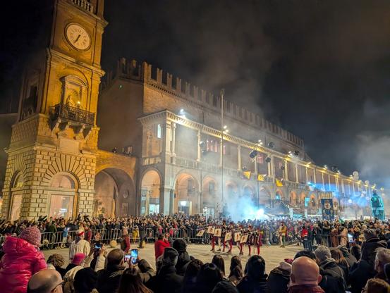 L'entrata del Niballo nella Piazza del Popolo di Faenza annunciata dalle dalle trombe