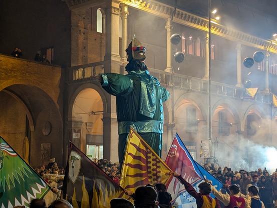 Il Niballo circondato dalle bandiere dei rioni