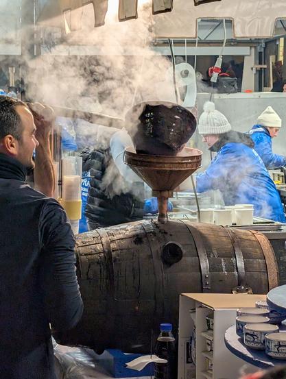 Il Bisò caldo viene versato in una botte da cui poi sarà servito