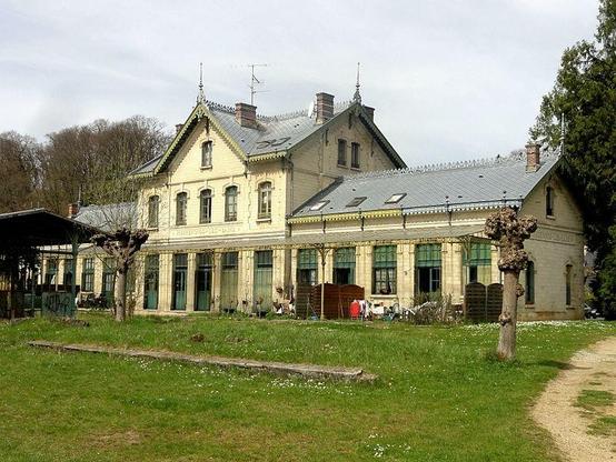 Ancienne gare à #Pierrefonds (#Oise) L'ancienne gare de Pierrefonds est constituée d'un pavillon central de plan rectangulaire et d'un étage, agrémenté d'un pignon sur chacune de ses façades. Construction 4e qu...
Suite 👉 https://monumentum.fr/monument-historique/pa00114805/pierrefonds-ancienne-gare
#Patrimoine #MonumentHistorique
Photo CC-BY-SA 4.0 : P.poschadel