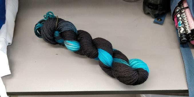 Lankavyyhti tiukassa paketissa tason päällä.