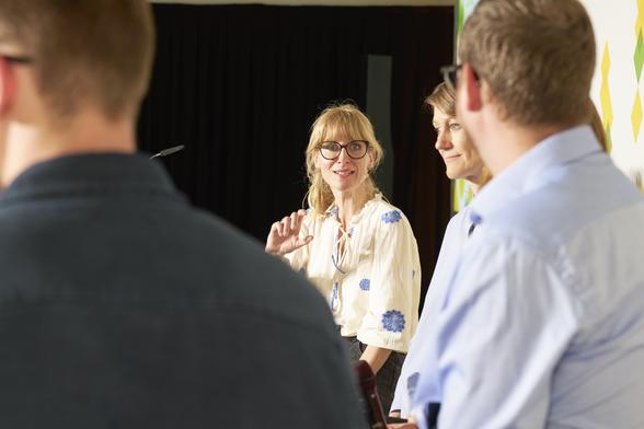 Anna Sarah Lieckfeld im Gespräch mit Bildungsexpert*innen auf einem Panel