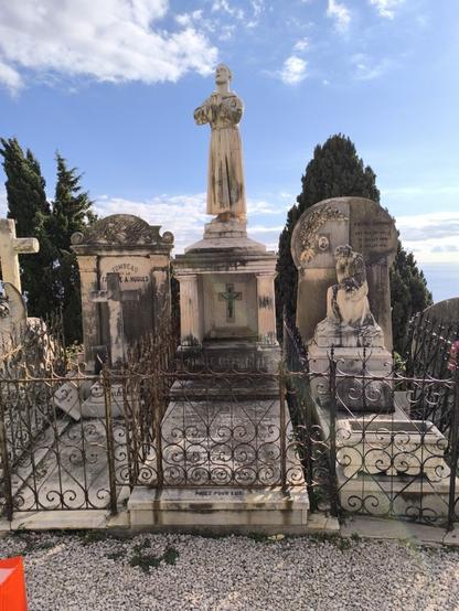 le-charme-decrepi-du-cimetiere-du-vieux-chateau-de-menton-1