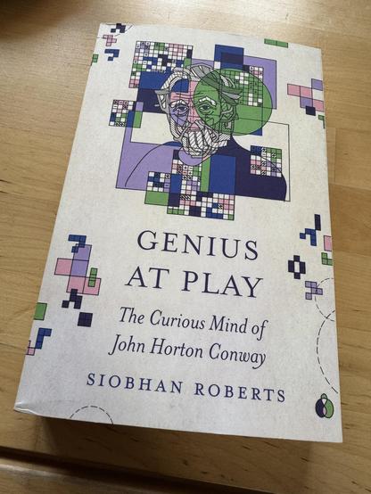 Das Buch „Genius at Play“ liegt auf dem Tisch.