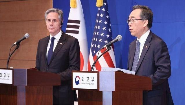 El ministre d'Afers Exteriors de Corea del Sud, Cho Tae-yul, amb el secretari d'Estat dels Estats Units, Antony Blinken, aquest dilluns a Seül (Europa Press)