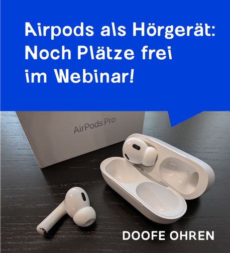 Weisser Text in blauer Sprechblase: "Airpods als Hörgerät: Noch Plätze frei im Webinar!", darunter ein Bild von Airpods und ihrer Ladeschale vor ihrer Verpackung. Vorne rechts der Text: "DOOFE OHREN"
