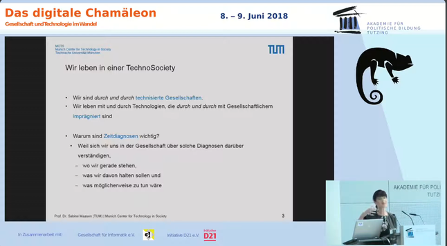 Wir leben in einer TechnoSociety

Wir sind durch und durch technisierte Gesellschaften
Wir leben mit und durch Technologien, die durch und durch mit Gesellschaftlichem imprägniert sind

Warum sind Zeitdiagnosen wichtig?
Weil sich wir uns in der Gesellschaft über solche Diagnosen darüber verständigen:
- Wo wir gerade stehen
- was wir davon halten sollen und
- was möglicherweise zu tun wäre
