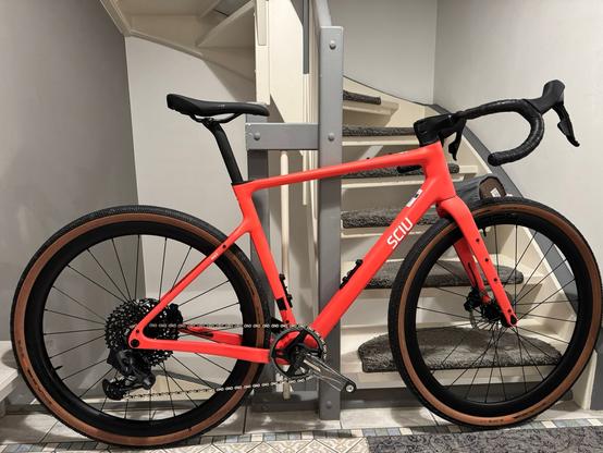 rotes Gravelbike der Marke Sciu