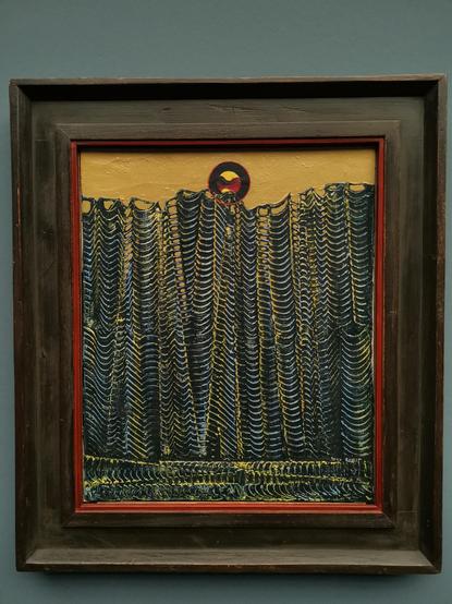 Pratiqués avec un ustensile, des figures à lignes parallèles et hachées forment comme des tubes noirs reliés par un tissage de matière blanche. Sur l'"horizon" de cette texture danse un disque noir à liseré rouge. En son coeur, le cercle noir comprend un disque rouge et jaune.