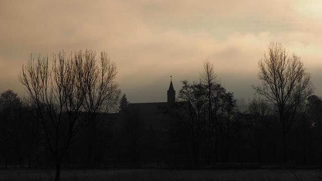 Kirche als Schattenriss