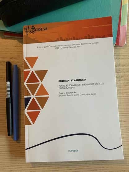 Photo de la couverture du volume d'actes du colloque "document archivage - pratique formelles et informelles dans les organisations"
