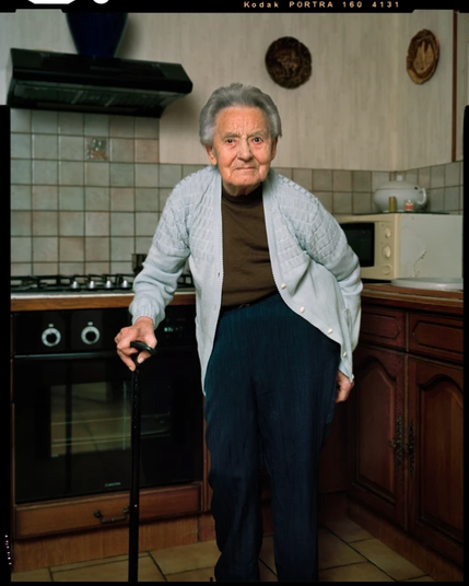 Portrait trois quart, dans sa cuisne, de Simone